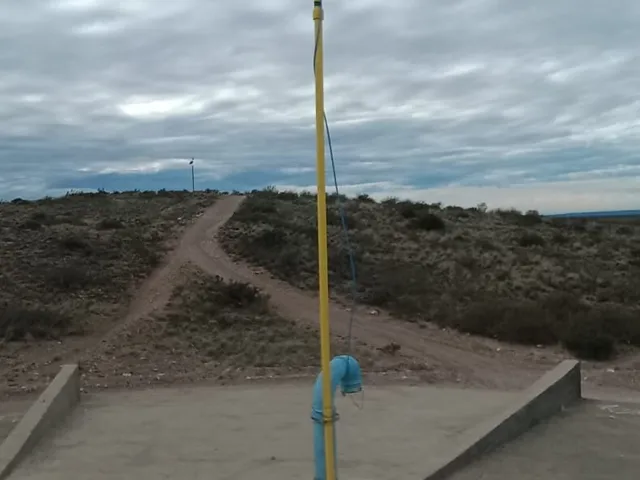Mástil con equipos de campo montado sobre una estructura en la meseta