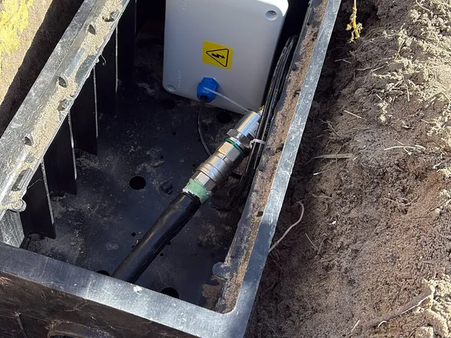 Sensor montado sobre una cañería con válvula dentro de una cámara enterrada