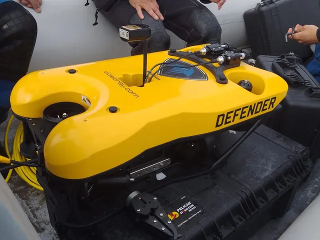 Vehículo submarino operado a distancia sobre un bote semirrígido, listo para su despliegue en la costa