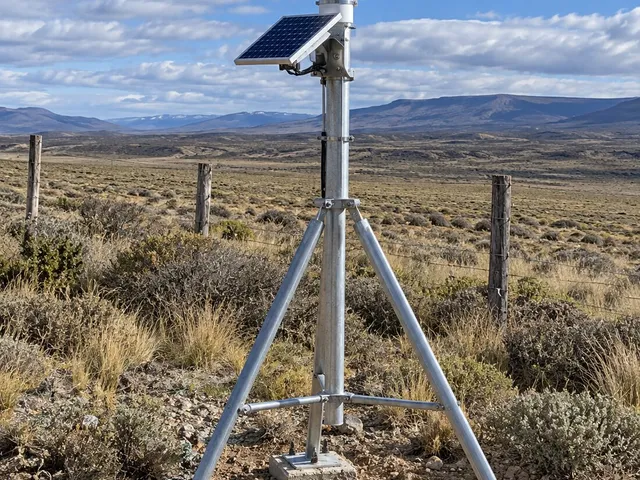 Estación meteorológica con panel solar sobre trípode de acero en la estepa patagónica